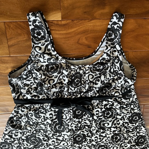 Black and White Floral Tankini Swim Top size 5X - Picture 2 of 5